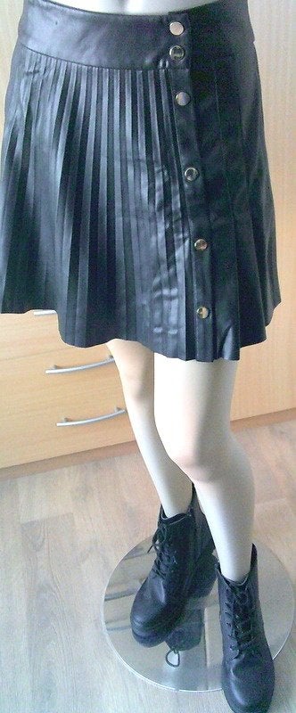 ZARA leatherlook korte zwarte plooirok met drukkers S, Kleding | Dames, Verzenden, Zwart, Costes, Maat 36 (S)