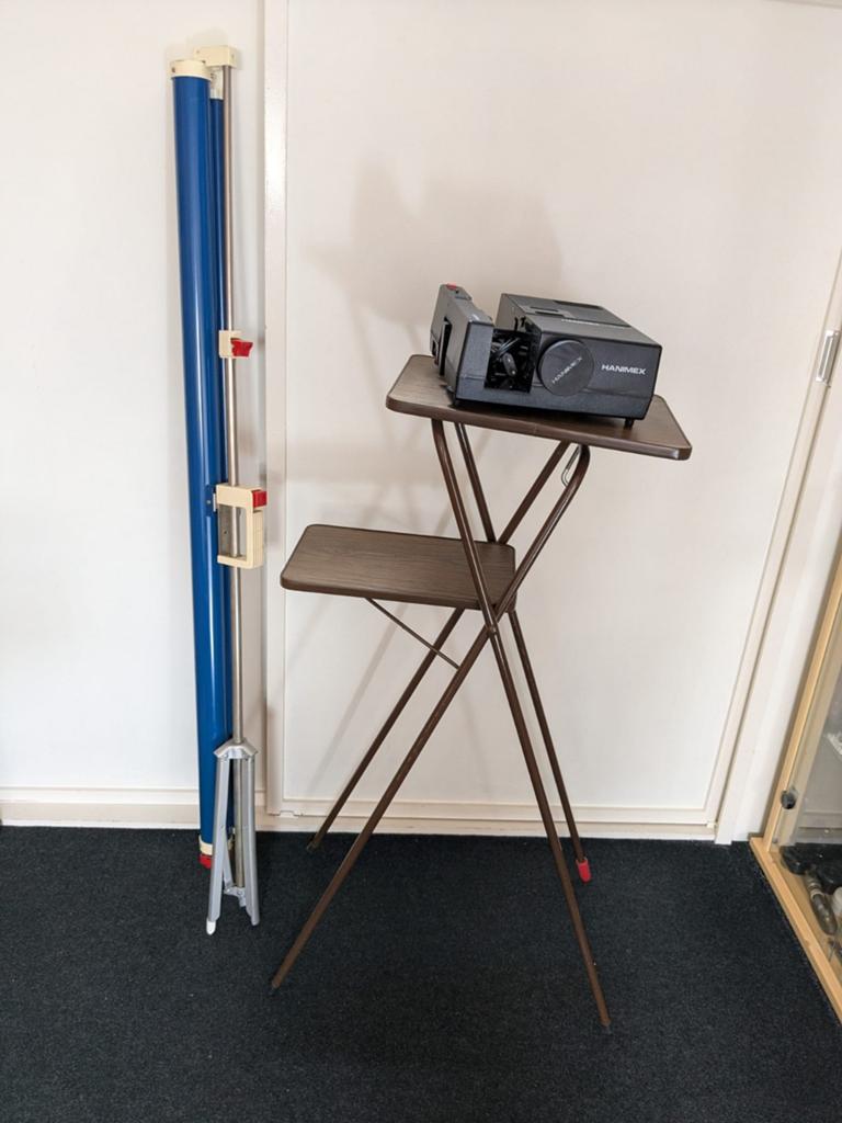 Complete set: projector, tafel en scherm, Ophalen, Gebruikt, Met scherm
