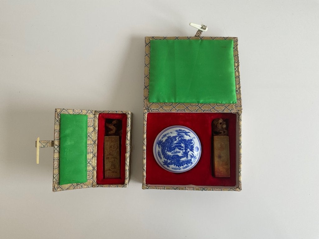 2 Chinese Stempels + porseleinen bakje Red Seal inkt pasta, Ophalen