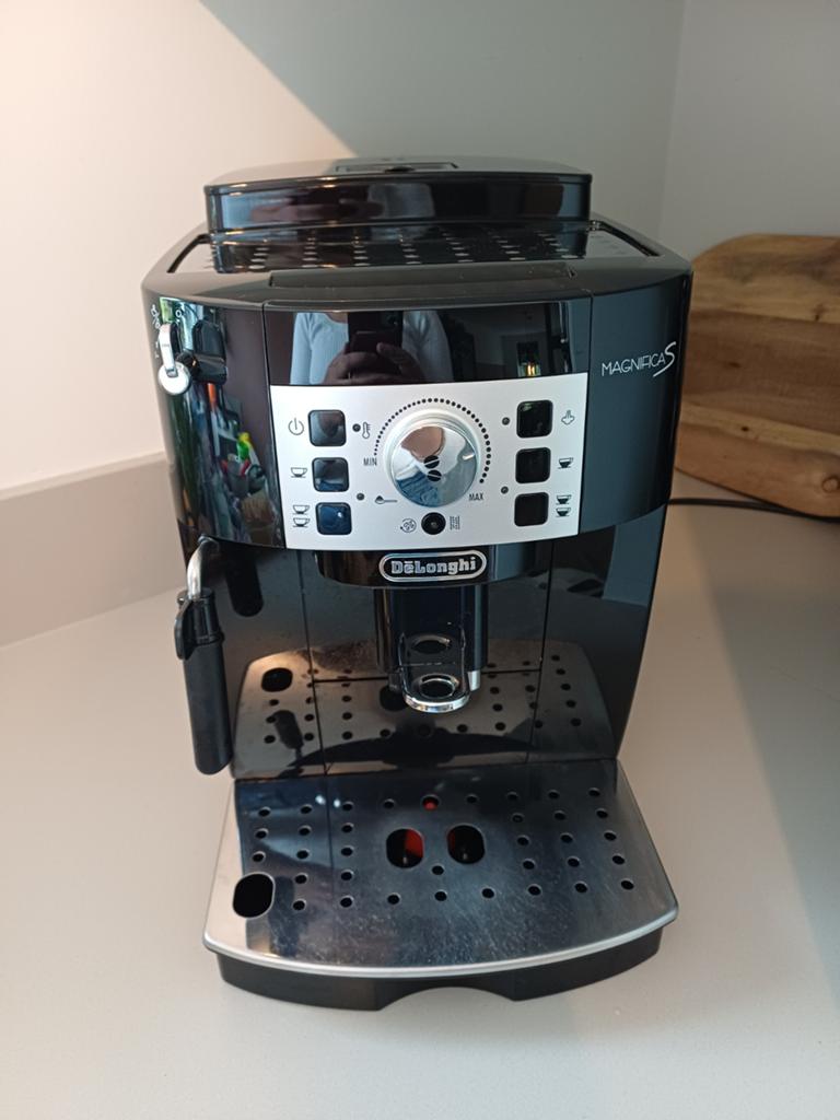 De'Longhi Magnifica S volautomatische espressomachine, Witgoed en Apparatuur, Koffiezetapparaten, Ophalen, Gebruikt, Espresso apparaat