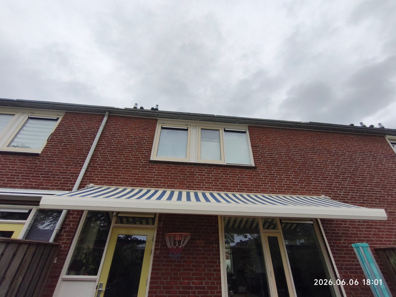Electrische zonnescherm - wit/blauwe gestreept - Gebruikt, Tuin en Terras, Zonneschermen, Ophalen, Gebruikt, 450 cm of meer, Elektrisch