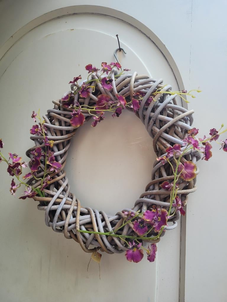Wilgen tenen krans met zijden orchidee, Huis en Inrichting, Woonaccessoires | Kransen, Nieuw, Ophalen of Verzenden