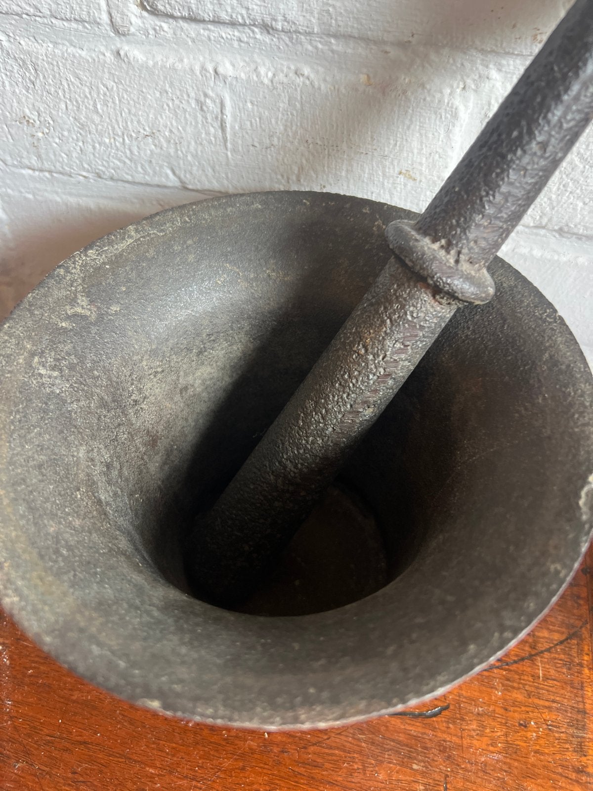 Antieke gietijzeren vijzel met stamper, Antiek en Kunst, Ophalen of Verzenden