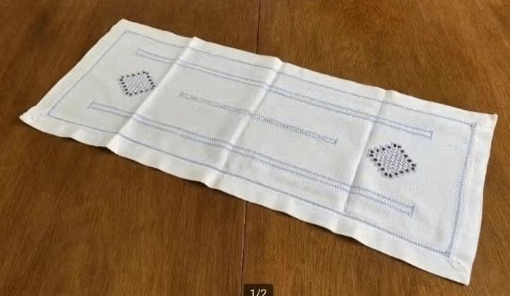 Witte hardanger loper, tafelkleed blauwe details, 82 x 35 cm, Ophalen of Verzenden, Zo goed als nieuw, Rechthoek, Wit