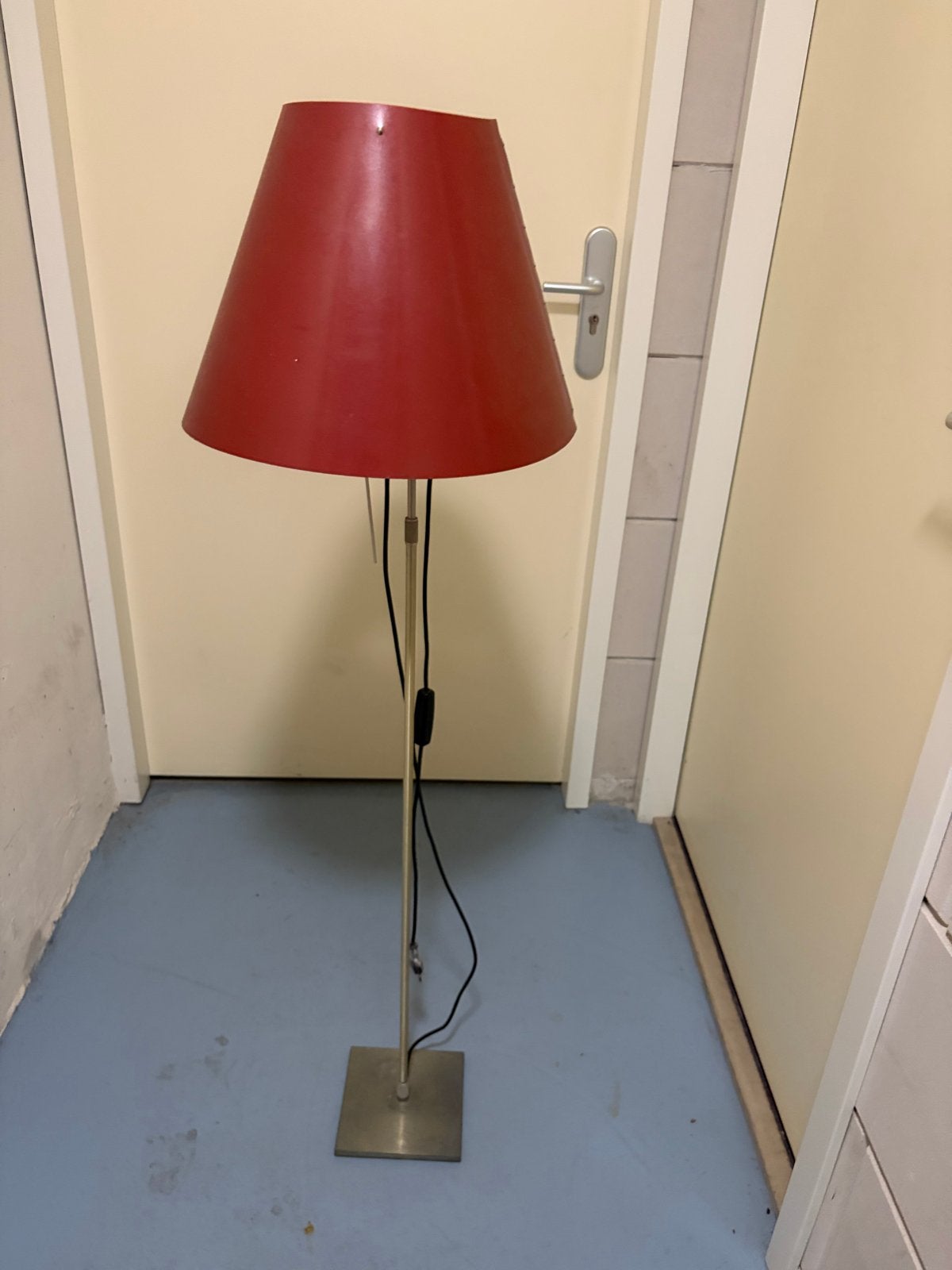 Staande lamp Bijenkorf met rode kap en dimmer, Ophalen, Gebruikt, Metaal, 100 tot 150 cm