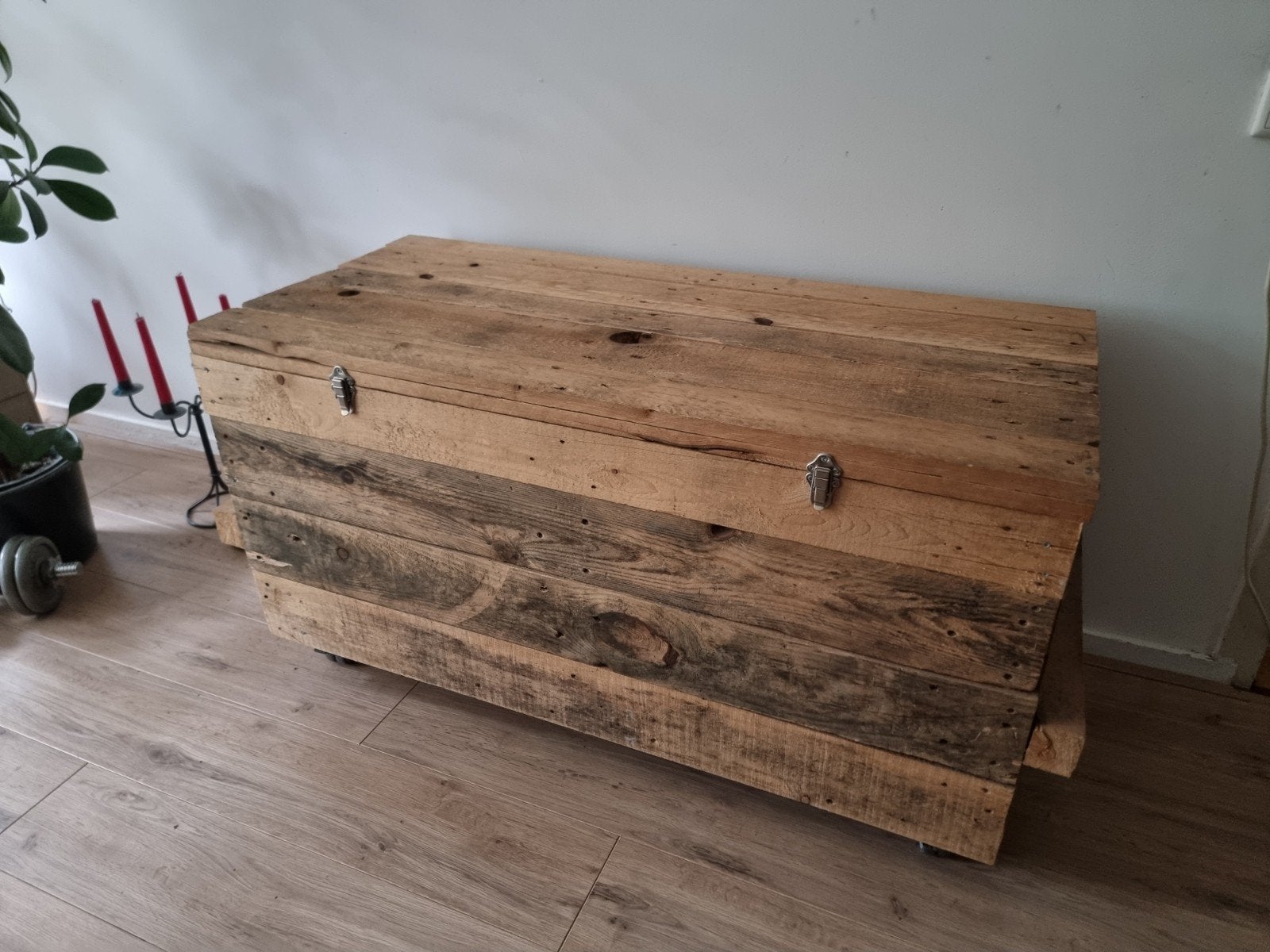 Unieke handgemaakte kist van gerecycled hout op wielen, Overige houtsoorten, Gebruikt, 100 tot 150 cm, Ophalen of Verzenden