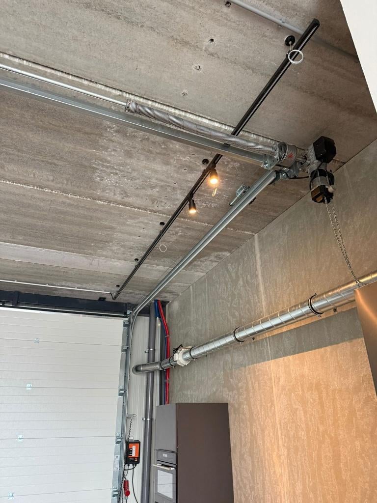 nieuwe overhead deur elektrisch met afstandsbediening, Doe-het-zelf en Verbouw, Deuren en Horren, Ophalen, Kunststof, Vouwdeur