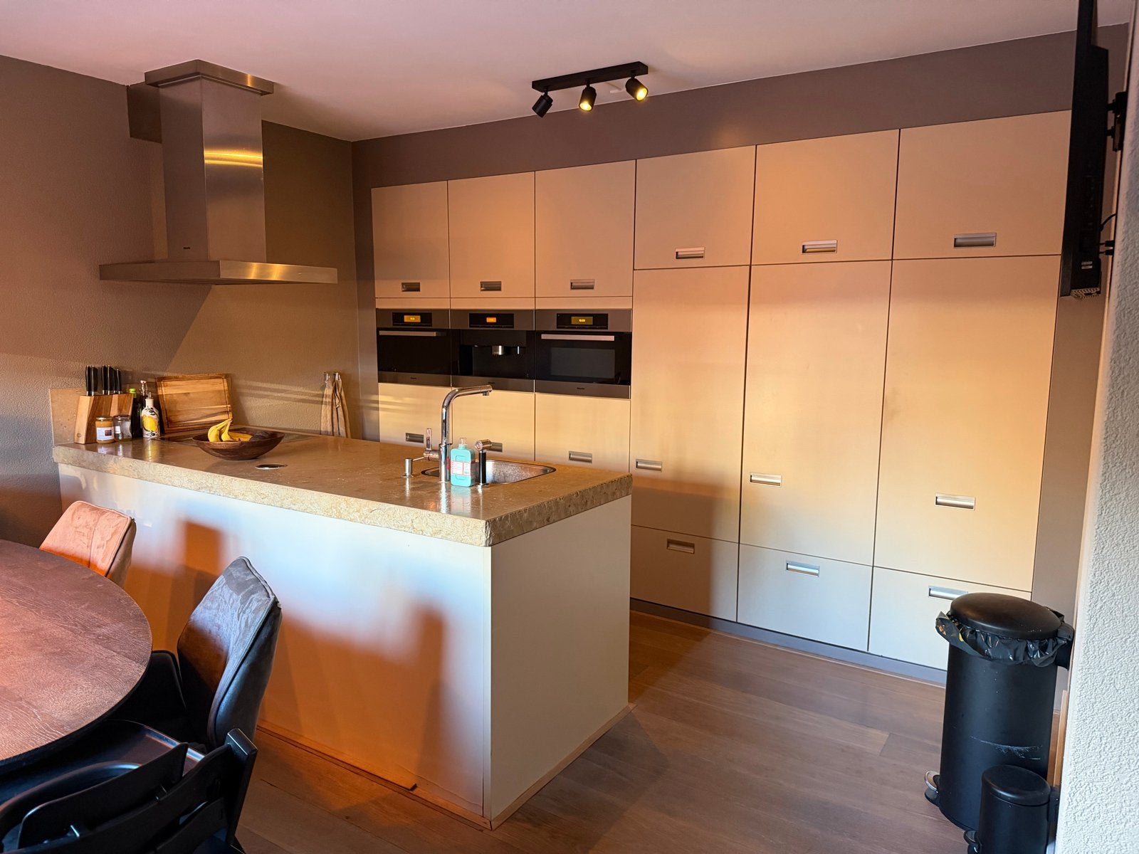 SieMatic keuken met Miele inbouwapparatuur en natuursteen, Huis en Inrichting, Ophalen, Gebruikt, Overige typen, Graniet of Steen