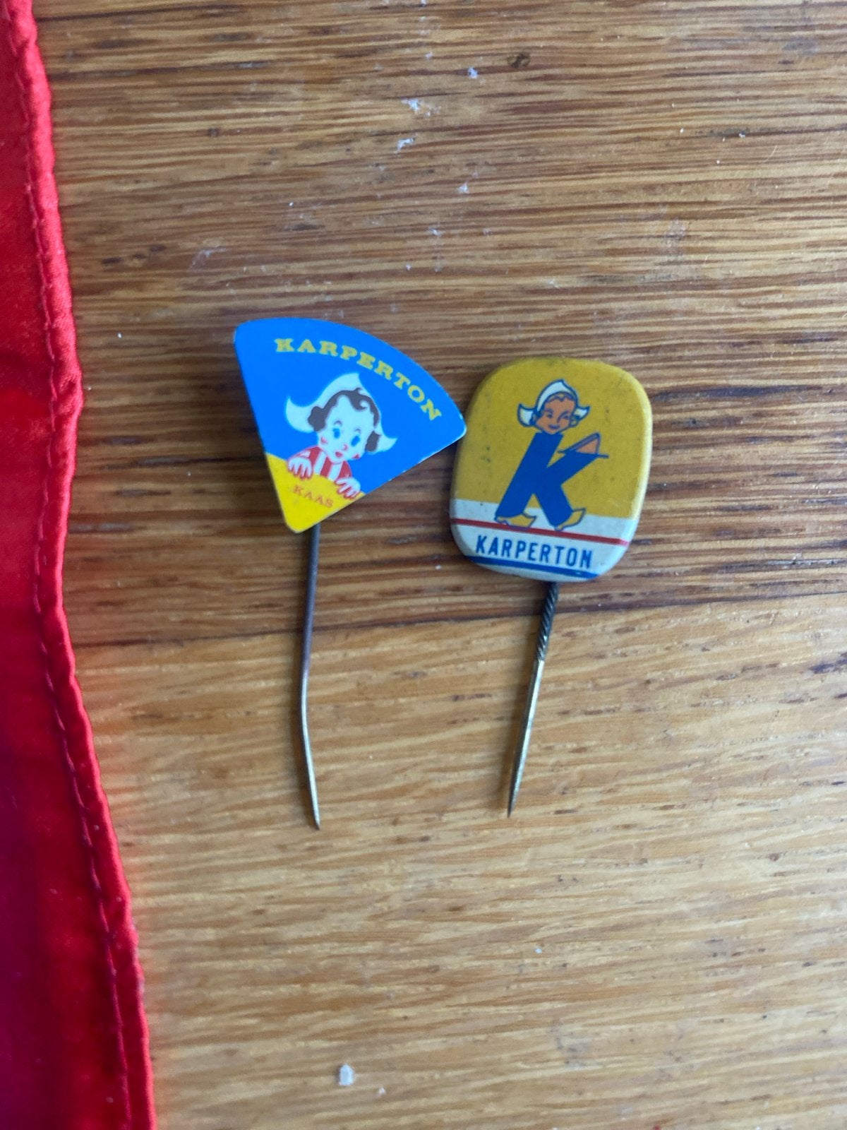 Vintage Karperton Kaas Speldjes - Set van 2, Ophalen of Verzenden, Gebruikt, Merk, Speldje of Pin