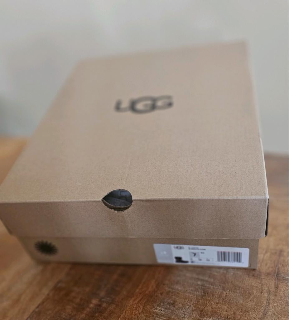 NIEUW - UGG dames maat 38/ 39, Ugg, Ophalen of Verzenden, Nieuw, Lage of Enkellaarzen