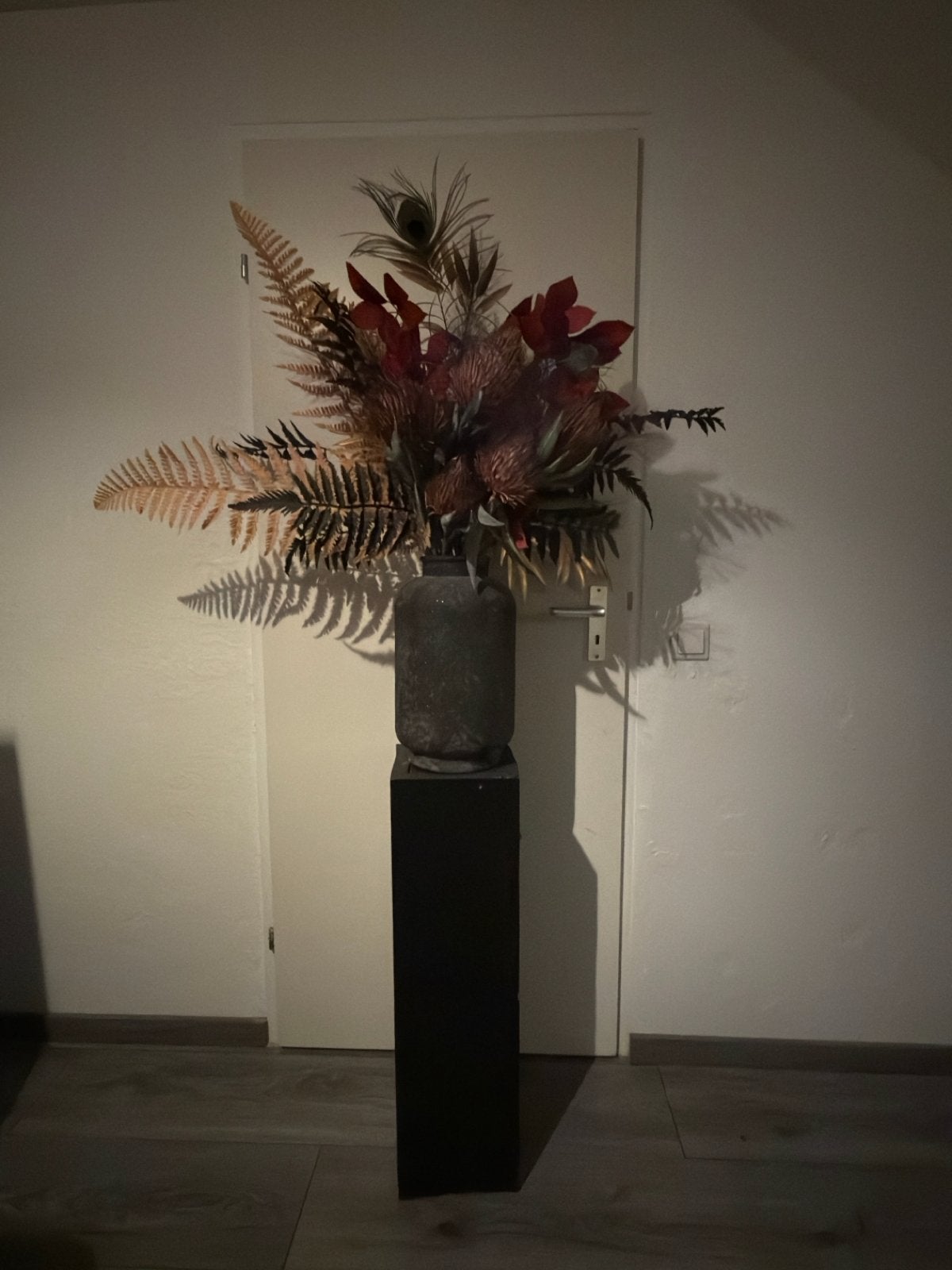 Groot nep bloemen boeket met vaas en pilaar, Ophalen, Kunststof, Meerkleurig, Inclusief decoratie