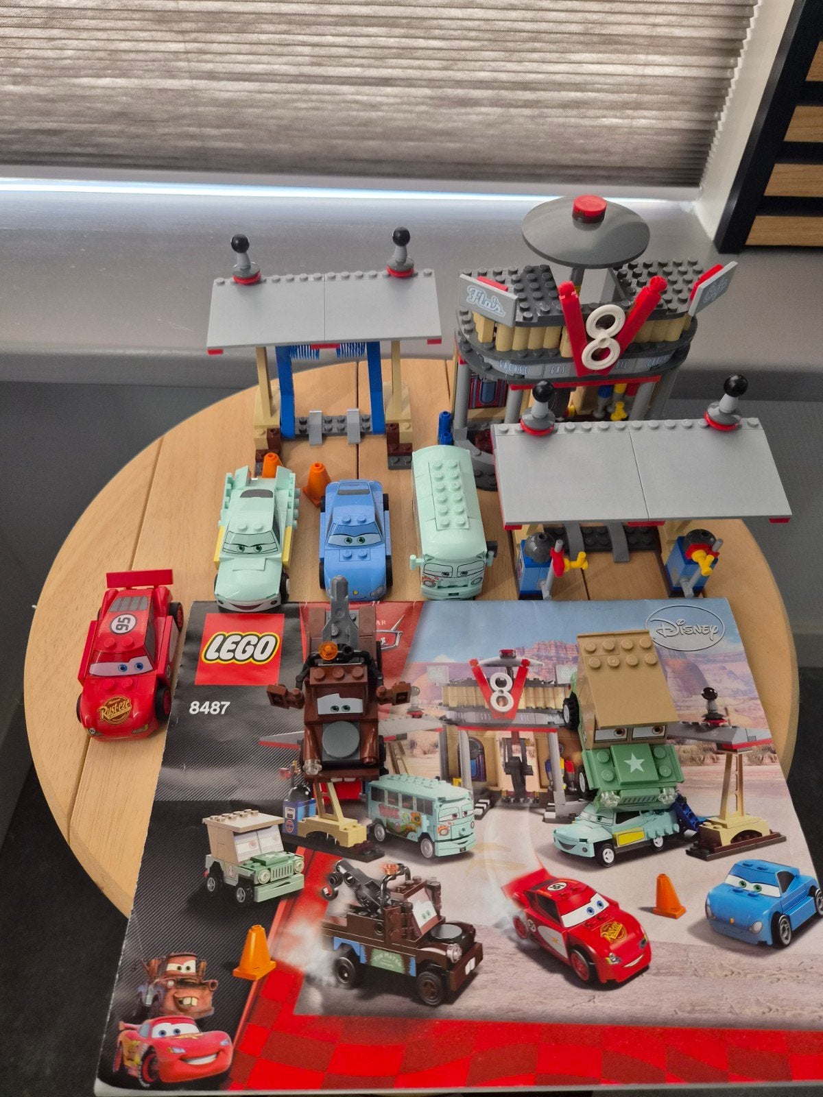 LEGO 8487 Cars Flo's V8 Café Disney, Lego, Ophalen of Verzenden, Zo goed als nieuw, Compleet