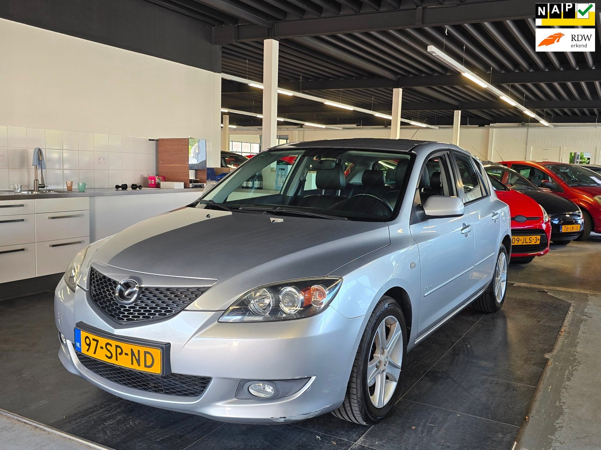 Mazda 3 Sport 1.6 Executive/AIRCO/N.A.P/APK BIJ AFLEVERING/, Auto's, Mazda, Voorwielaandrijving, 1160 kg, Gebruikt, Zwart