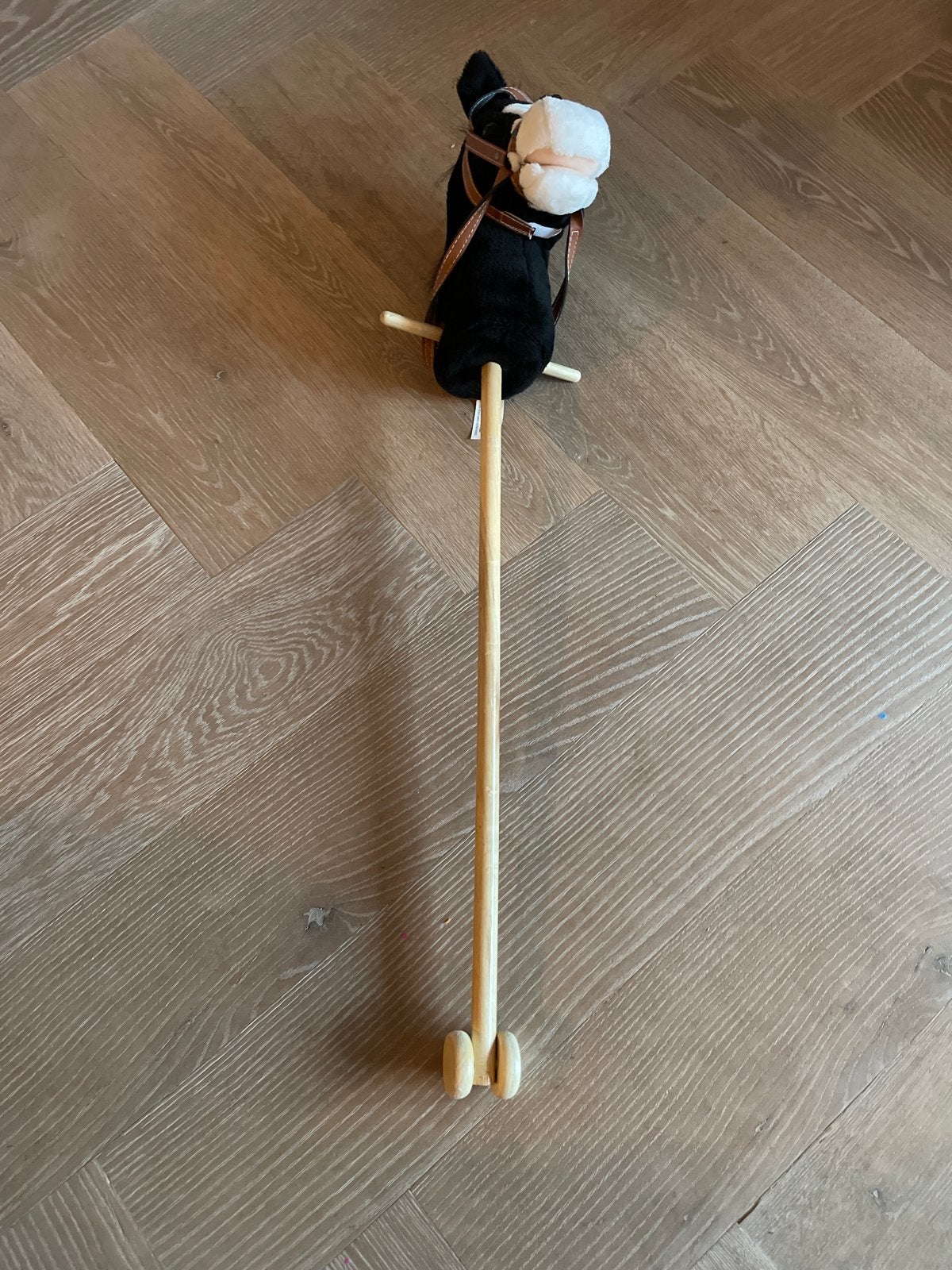 Stokpaardje zwart met wit en bruin tuigje, Ophalen, Gebruikt, Jongen of Meisje