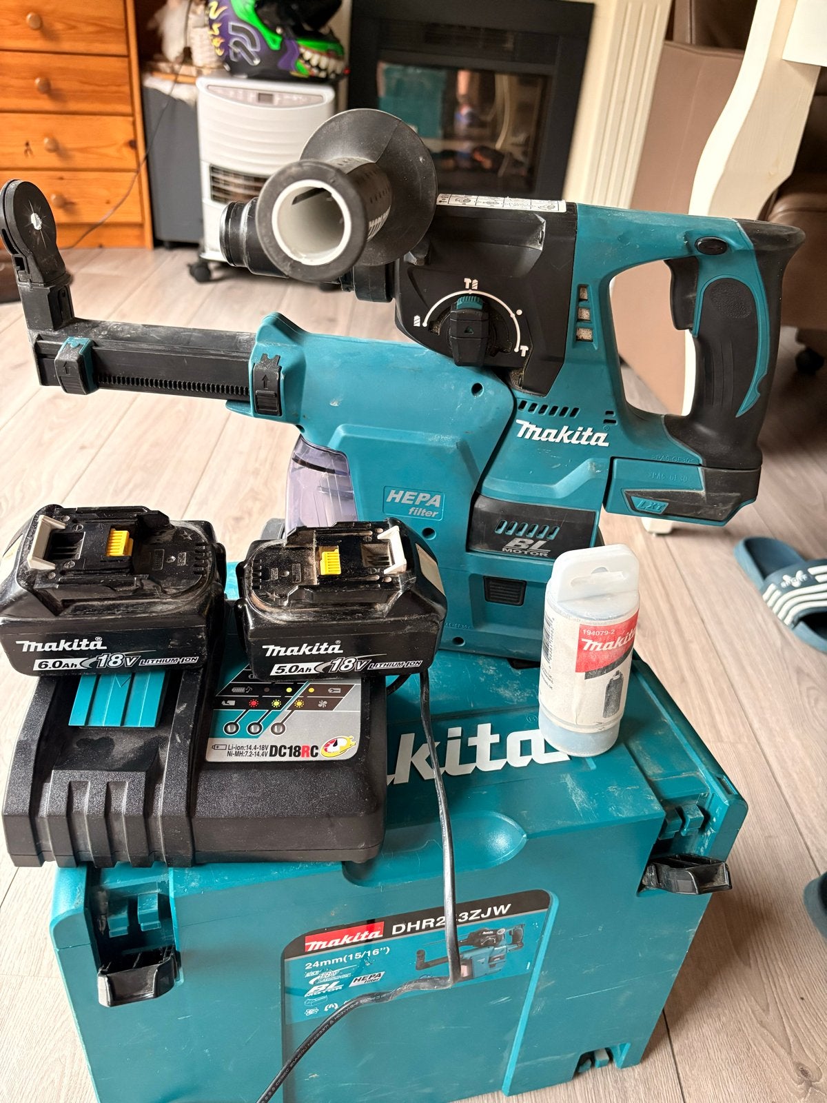 Makita DHR243ZJW Accu Boorhamer met stofafzuiging, Doe-het-zelf en Verbouw, Gereedschap | Boormachines, Ophalen, Boor- en/of Breekhamer