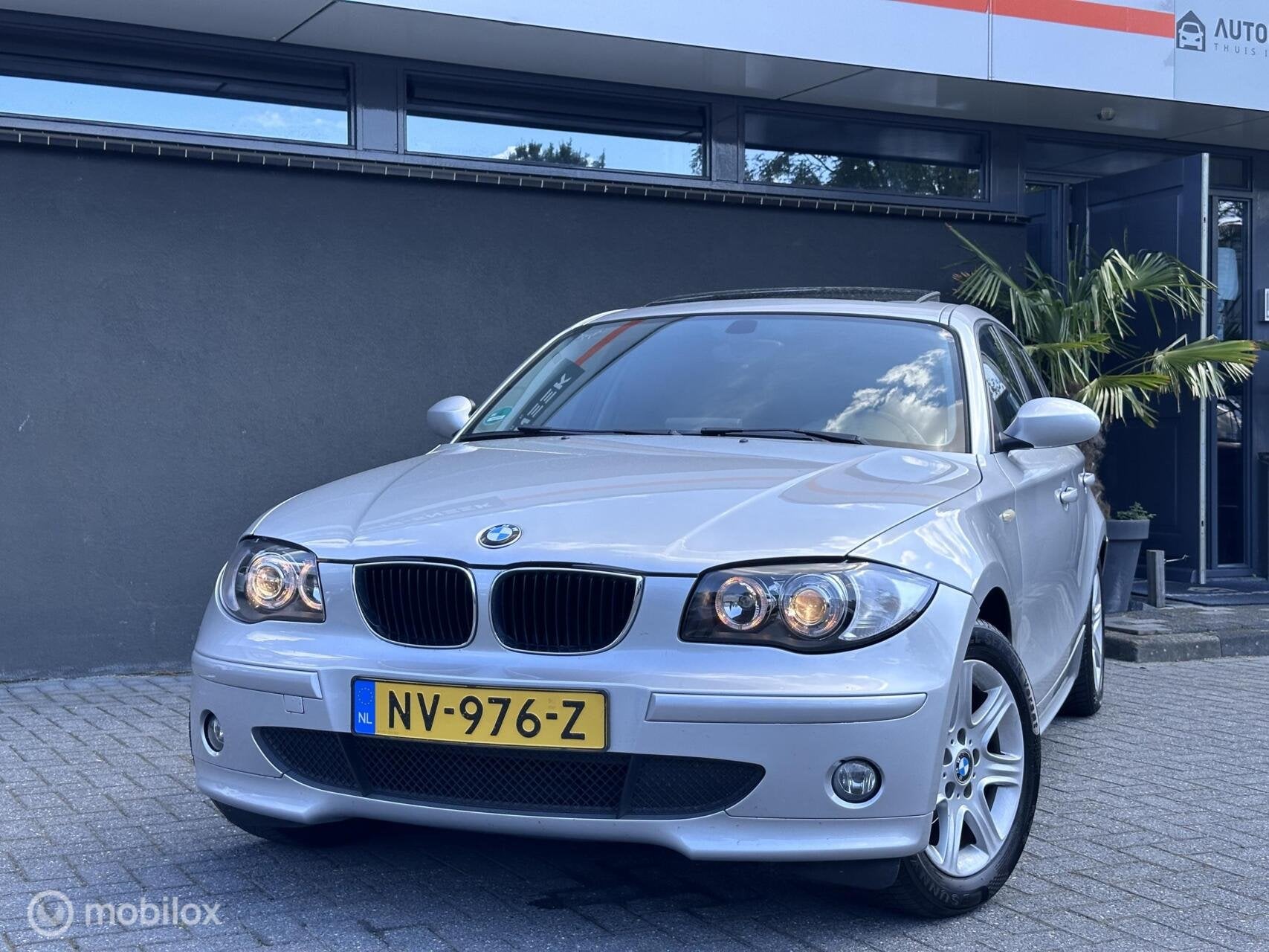 BMW 116i High Executive | Nieuwe ketting | Panoramadak, Achterwielaandrijving, Gebruikt, 4 cilinders, 635 kg