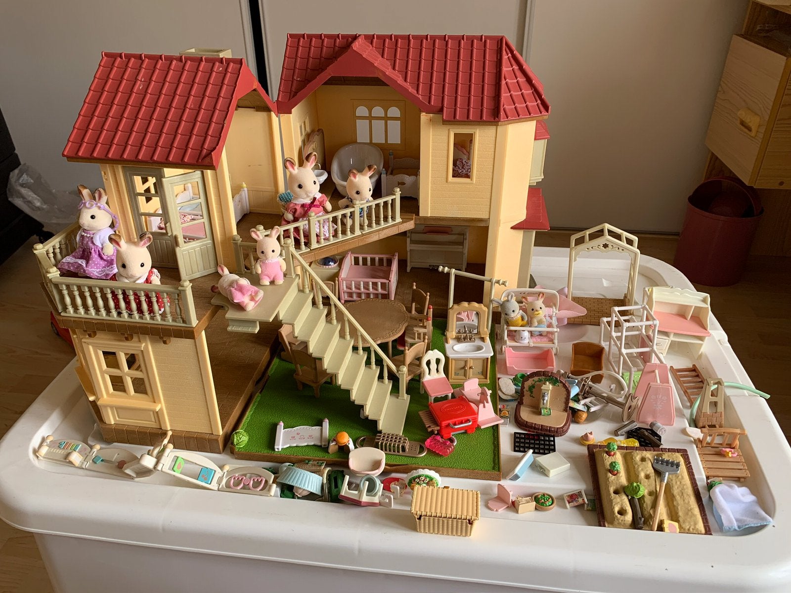 Sylvanian familie landhuis met heel veel toebehoren, Ophalen of Verzenden, Zo goed als nieuw, Poppenhuis