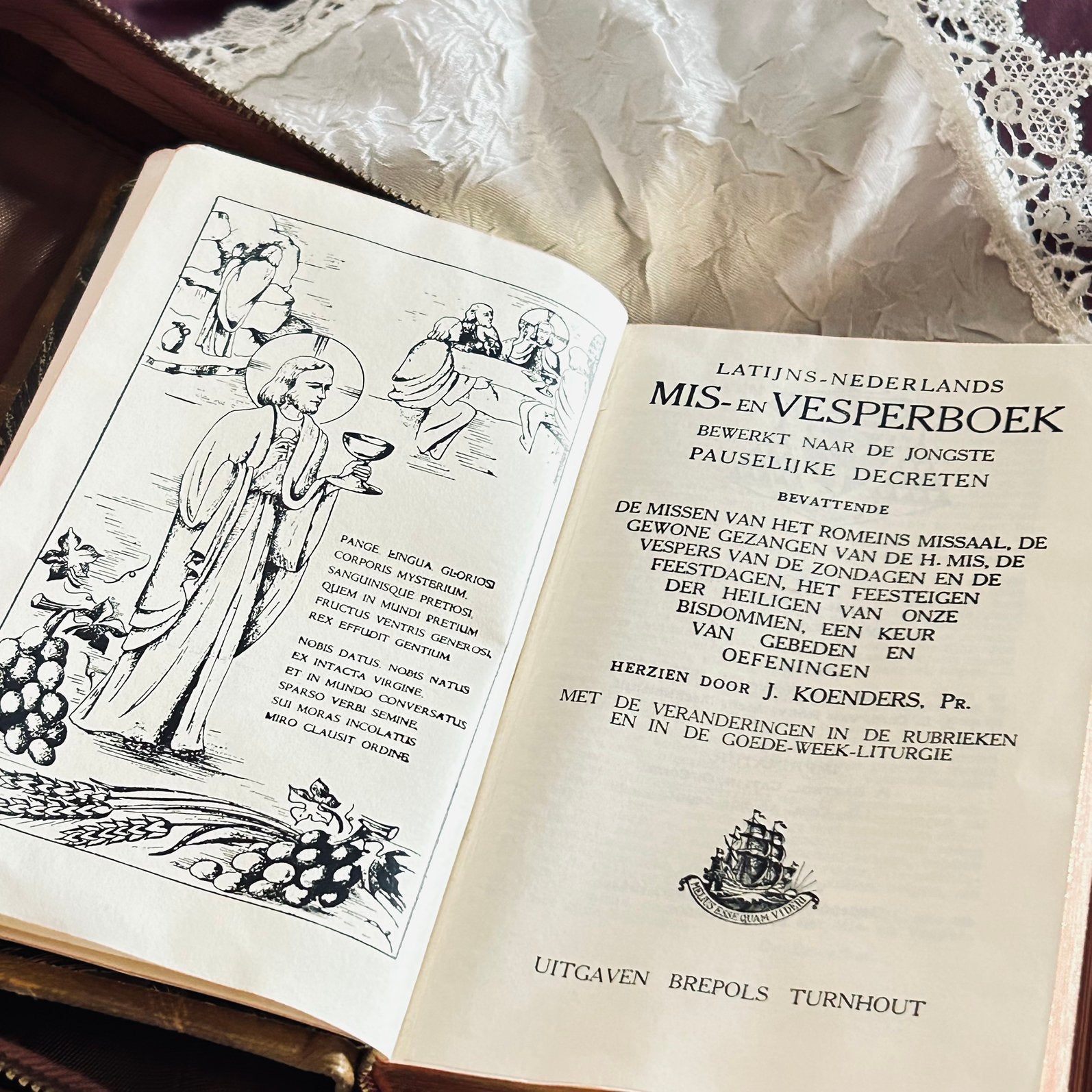 Antiek Mis-en Vesperboek Latijn Nederland 1956 leren houder, Ophalen of Verzenden