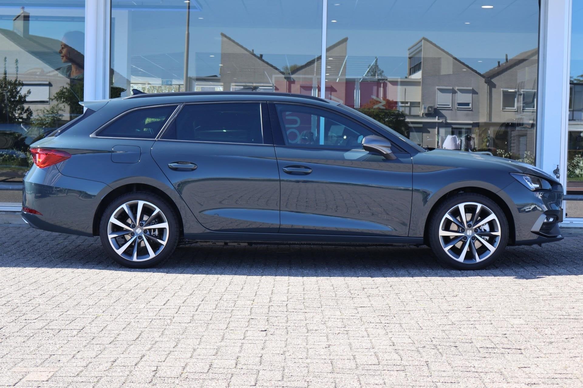 SEAT Leon Sportstourer 1.5 TSI 204pk e-Hybrid FR Business |, Auto's, 12 maanden, Stof, 4 cilinders, 26 kWh