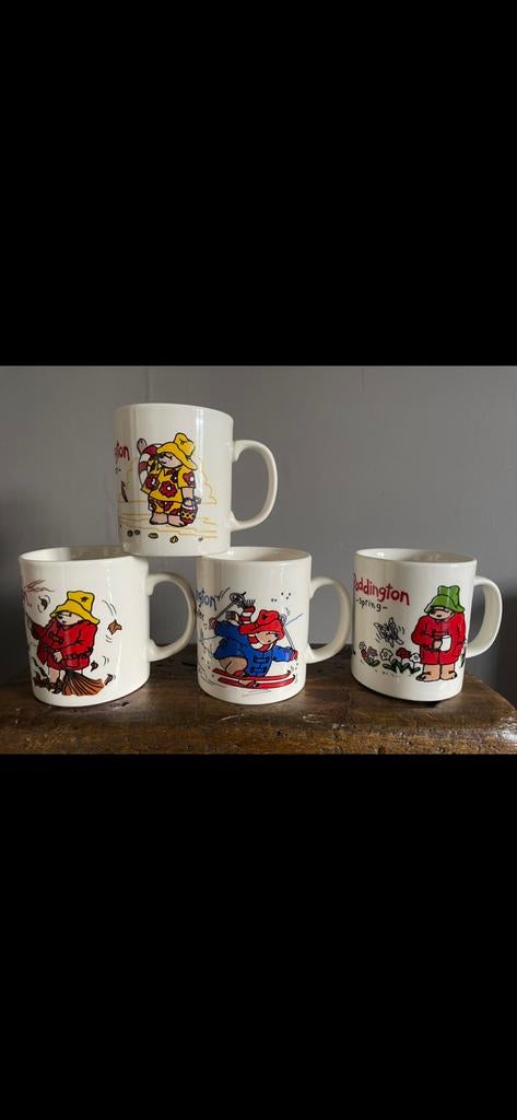 4 Douwe Egberts beertje paddington 4 seizoenen mokken, Ophalen of Verzenden, Zo goed als nieuw, Overige stijlen, Kop(pen) en/of Schotel(s)