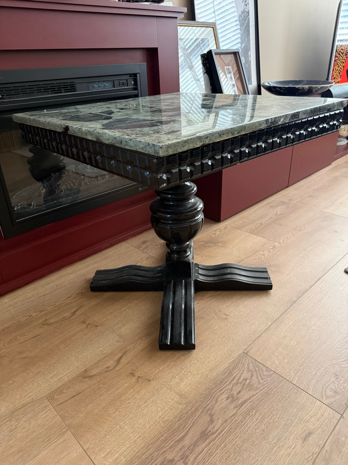 Tafel met groen marmer blad en zwarte poot - 60x60x55 cm, Huis en Inrichting, Tafels | Bijzettafels, Overige materialen, Gebruikt