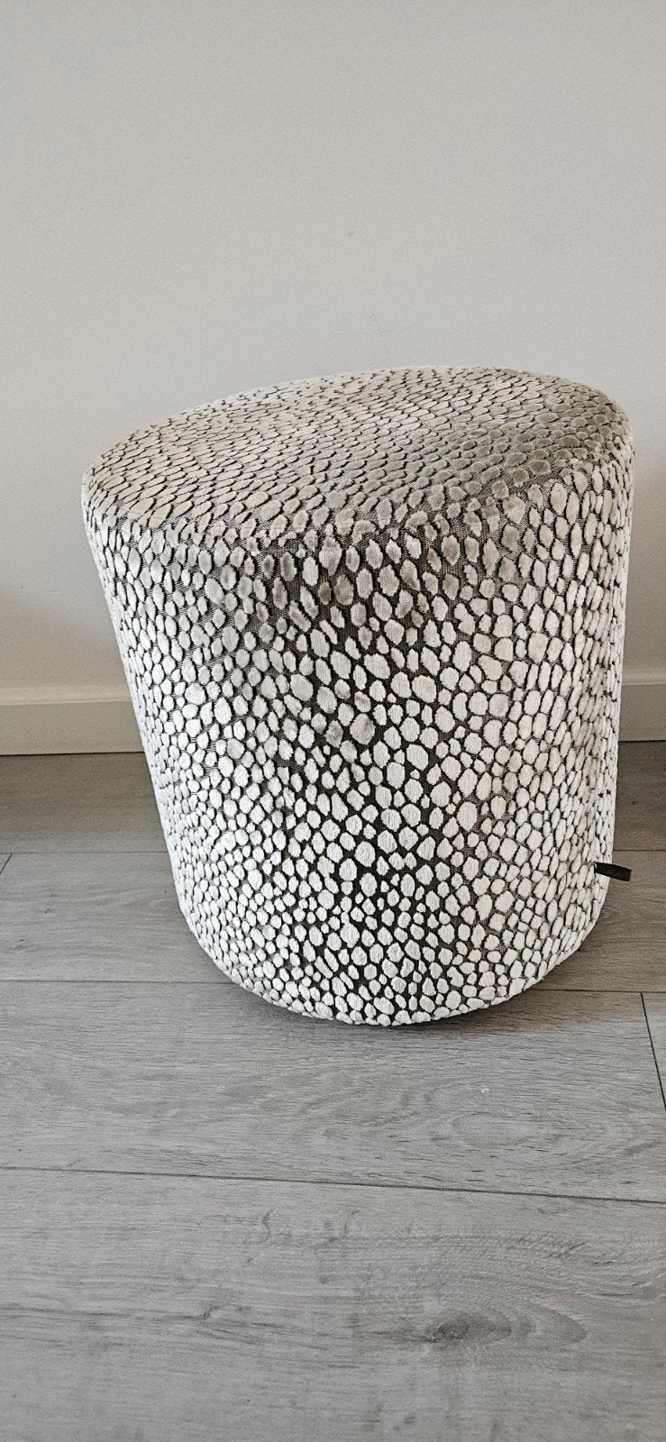 Stijlvolle poef van CLAU met 2 kussens erbijhetzelfde merk, Huis en Inrichting, Ophalen, Modern, Luxe, Organisch, 50 tot 75 cm