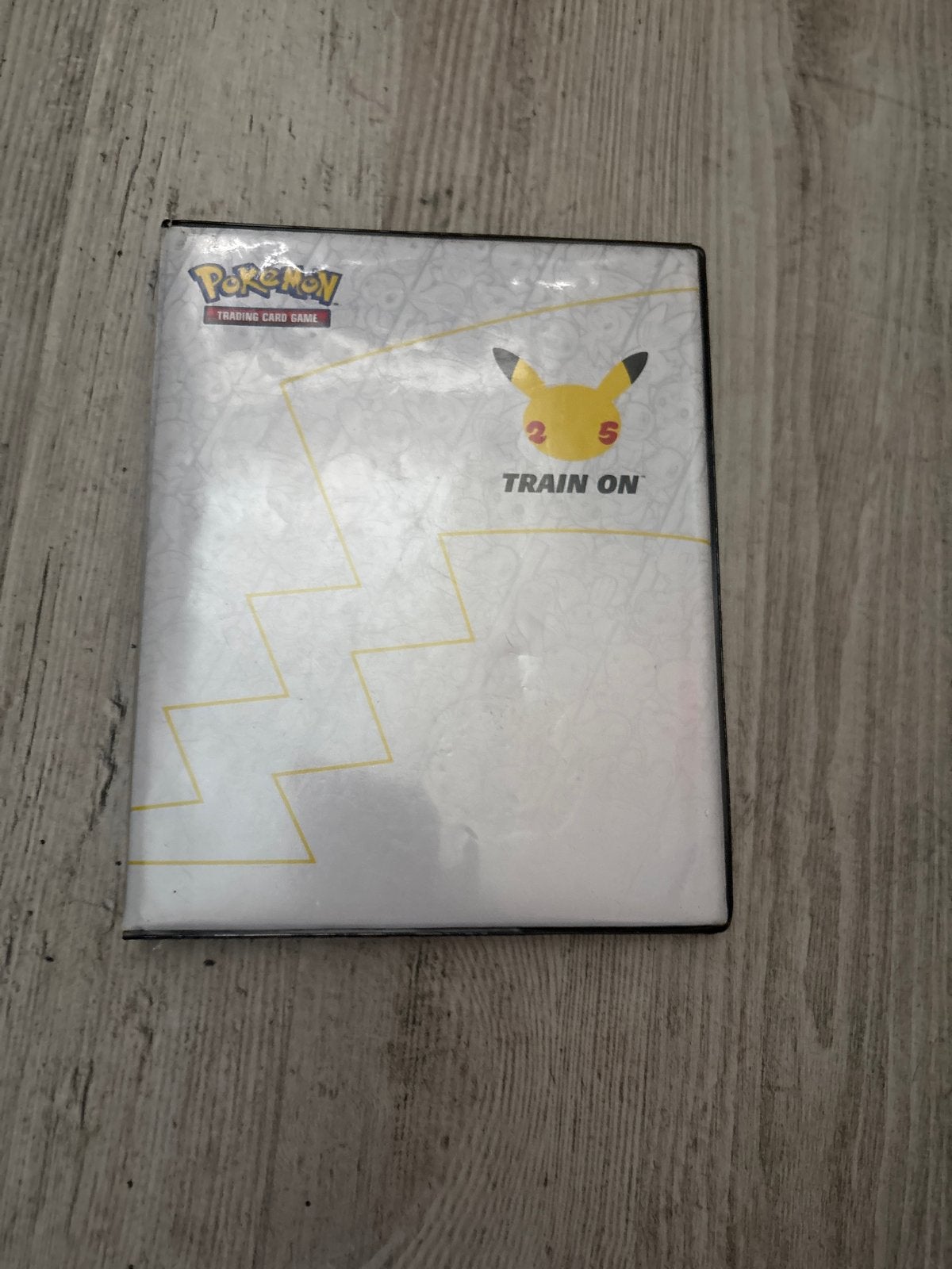 Pokémon 25th Anniversary Train On Jumbo Binder, Hobby en Vrije tijd, Verzamelkaartspellen | Pokémon, Gebruikt, Overige typen, Ophalen of Verzenden