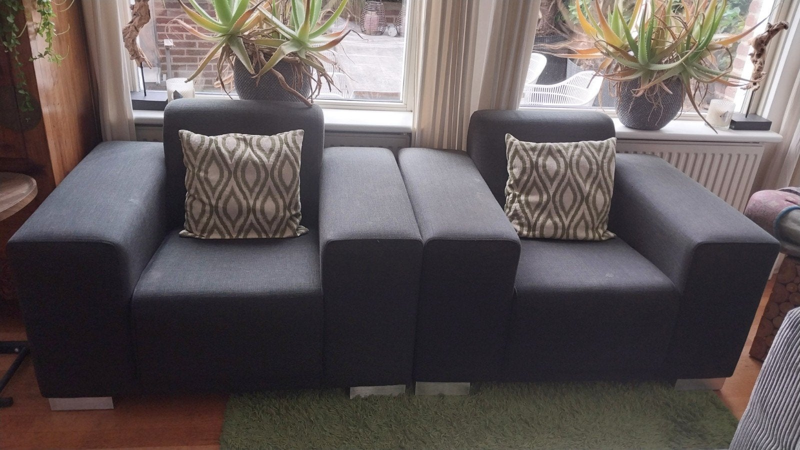 Twee donkergrijze fauteuils met kussens, Huis en Inrichting, Banken | Bankstellen, Gebruikt, Eenpersoons, 75 tot 100 cm, Ophalen of Verzenden