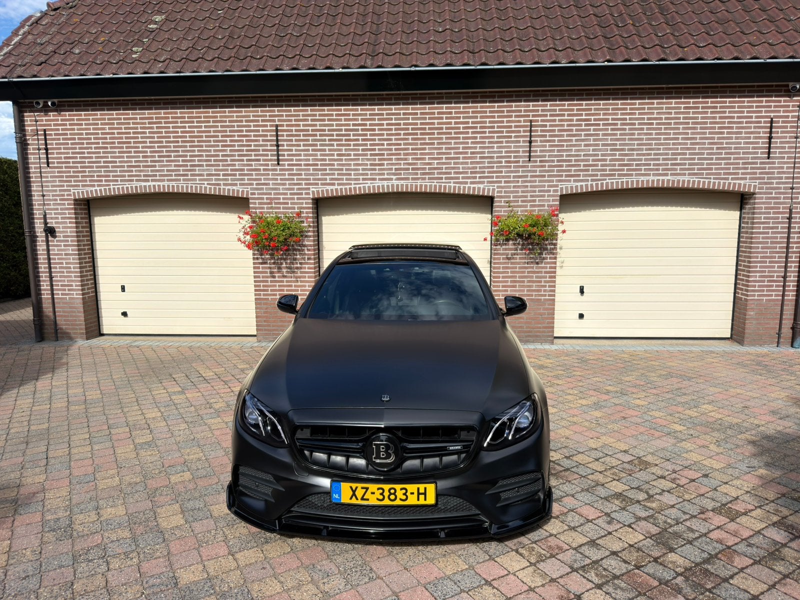 Foto 4 van Mercedes-Benz E 200 | BRABUS/AMG styling | MAT ZWART |
