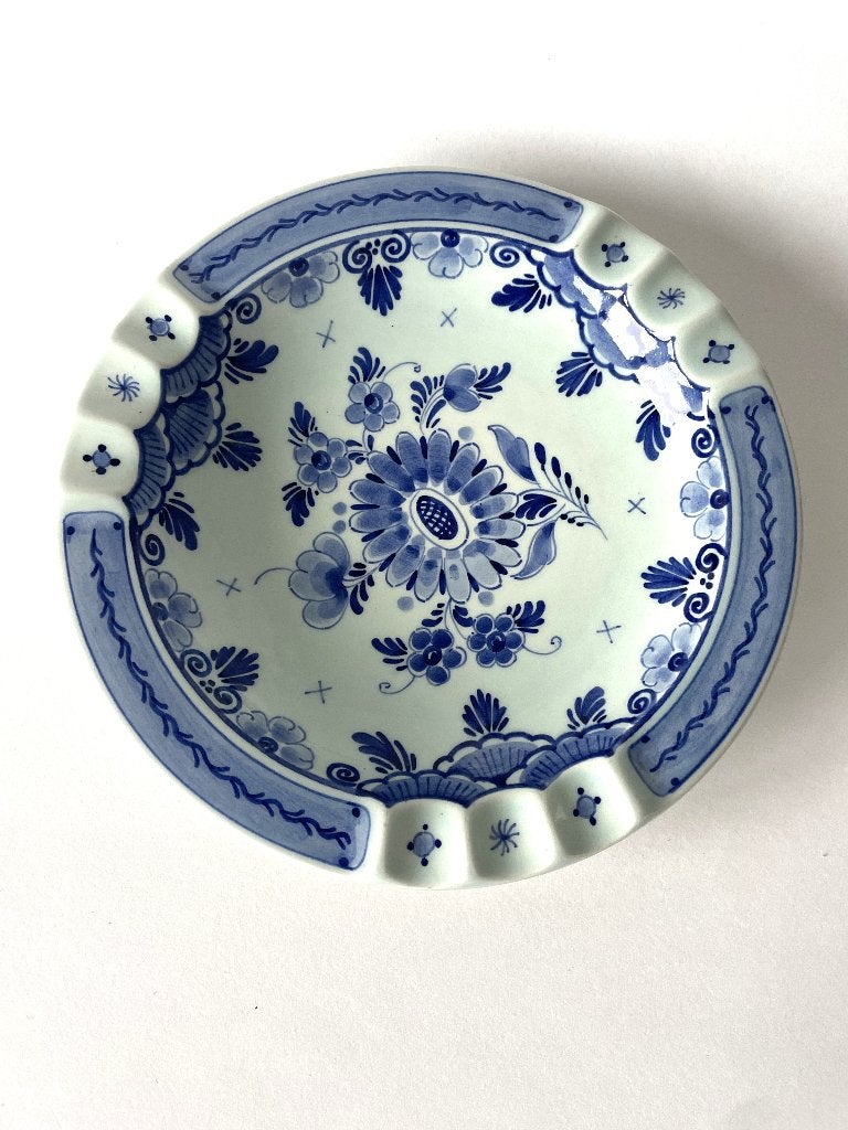 Delfts blauwe porseleinen asbak / wandbord bloemmotief, Antiek en Kunst, Antiek | Keramiek en Aardewerk, Ophalen of Verzenden