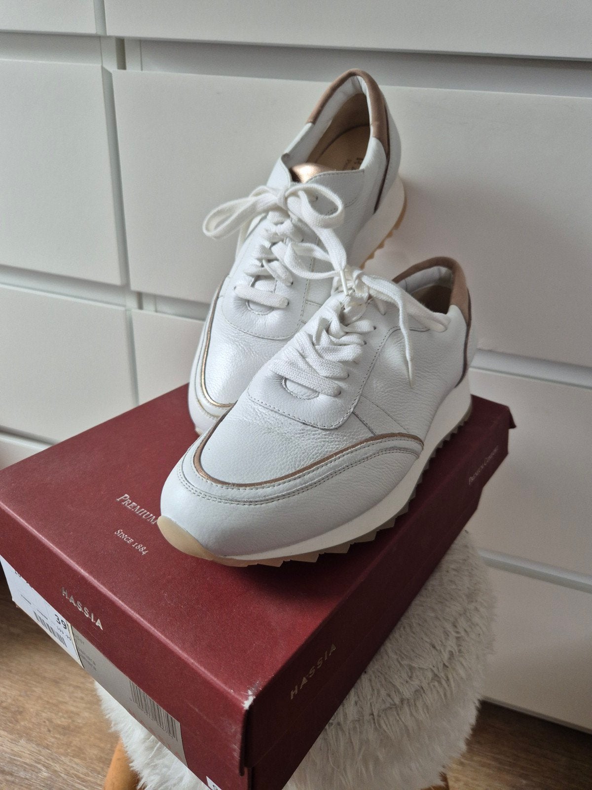 Nieuwe Hassia sneakers wit met gouden randje maat 39, Hassia, Wit, Nieuw, Ophalen of Verzenden