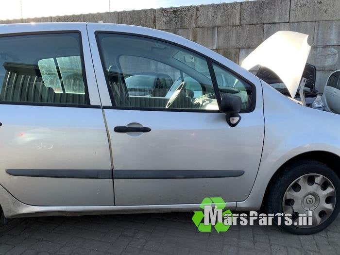 Portier 4Deurs rechts-voor van een Renault Modus (TED69)