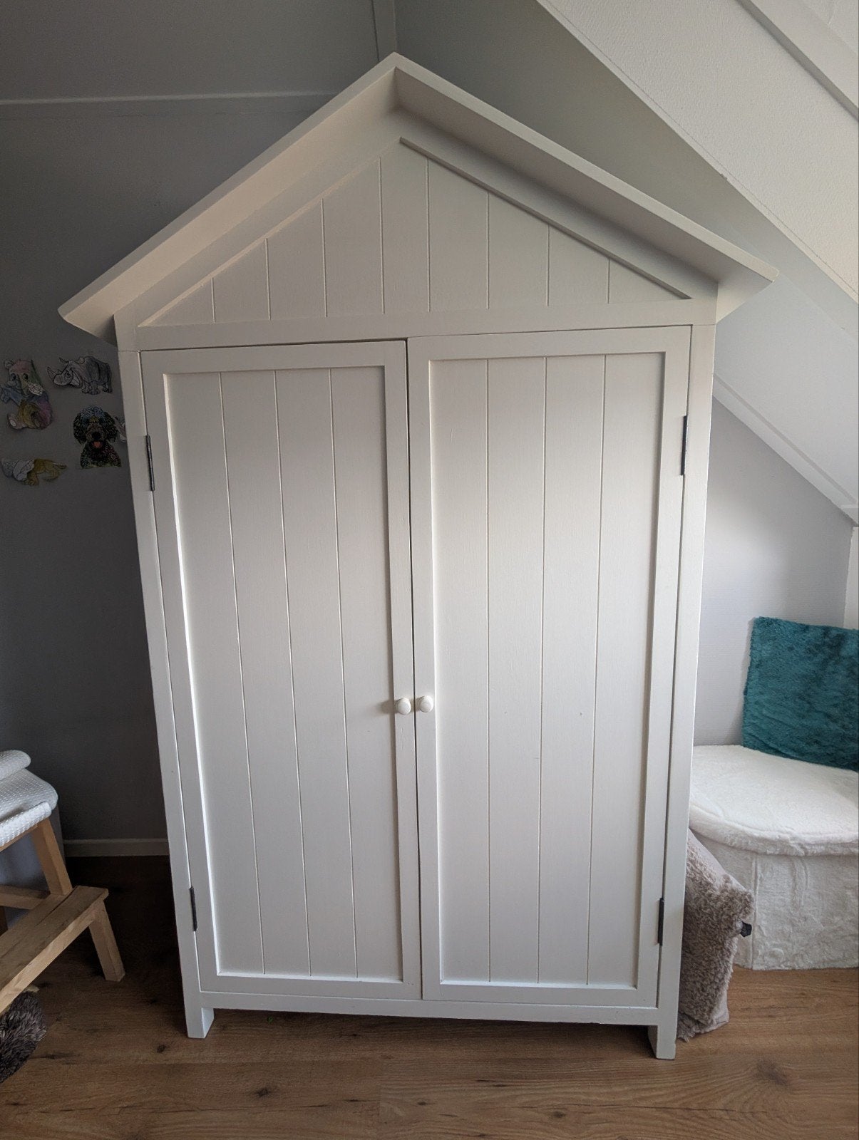 Witte kledingkast met huisjesdak, Ophalen, Gebruikt, 100 tot 150 cm, Met plank(en)
