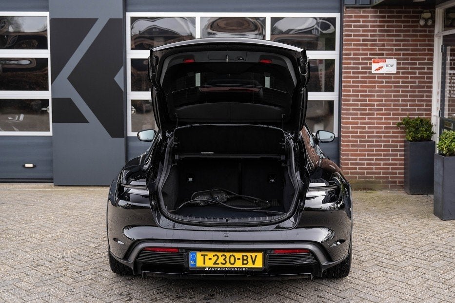 Porsche Taycan 4 93 kWh | Panorama | Luchtvering | Bose | Ca, Automaat, 0 cilinders, Zwart, 110 €/maand