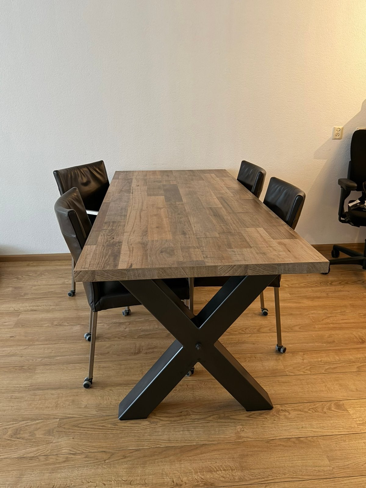 Eettafel / 4 leren stoelen, Ophalen, Kunststof, 50 tot 100 cm, Zo goed als nieuw