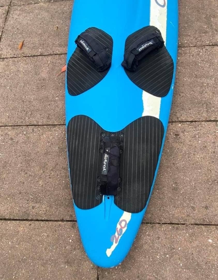 Mistral Custom 260 Windsurfplank - Gebruikt, Met voetbanden, Mistral, Gebruikt, Minder dan 250 cm