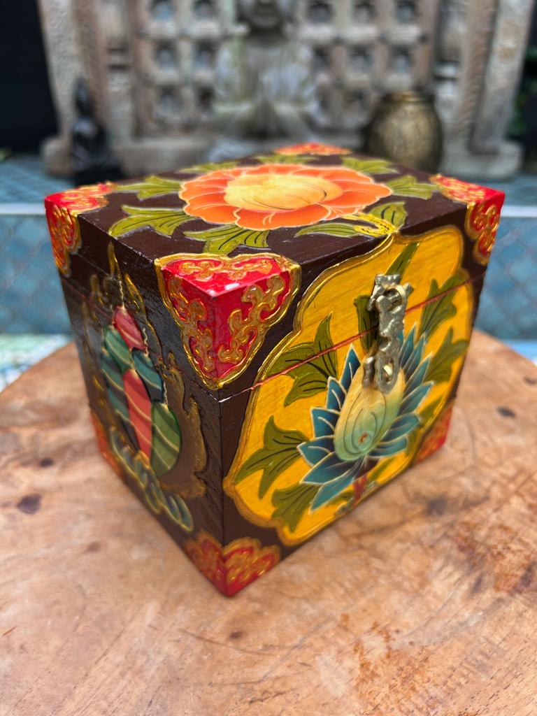 Tibetaans lotus kist Tibet handbeschilderd 12,5 cm Tibetaans, Nieuw, Minder dan 50 cm, Ophalen of Verzenden, https://verburgtvintage.nl/#contact