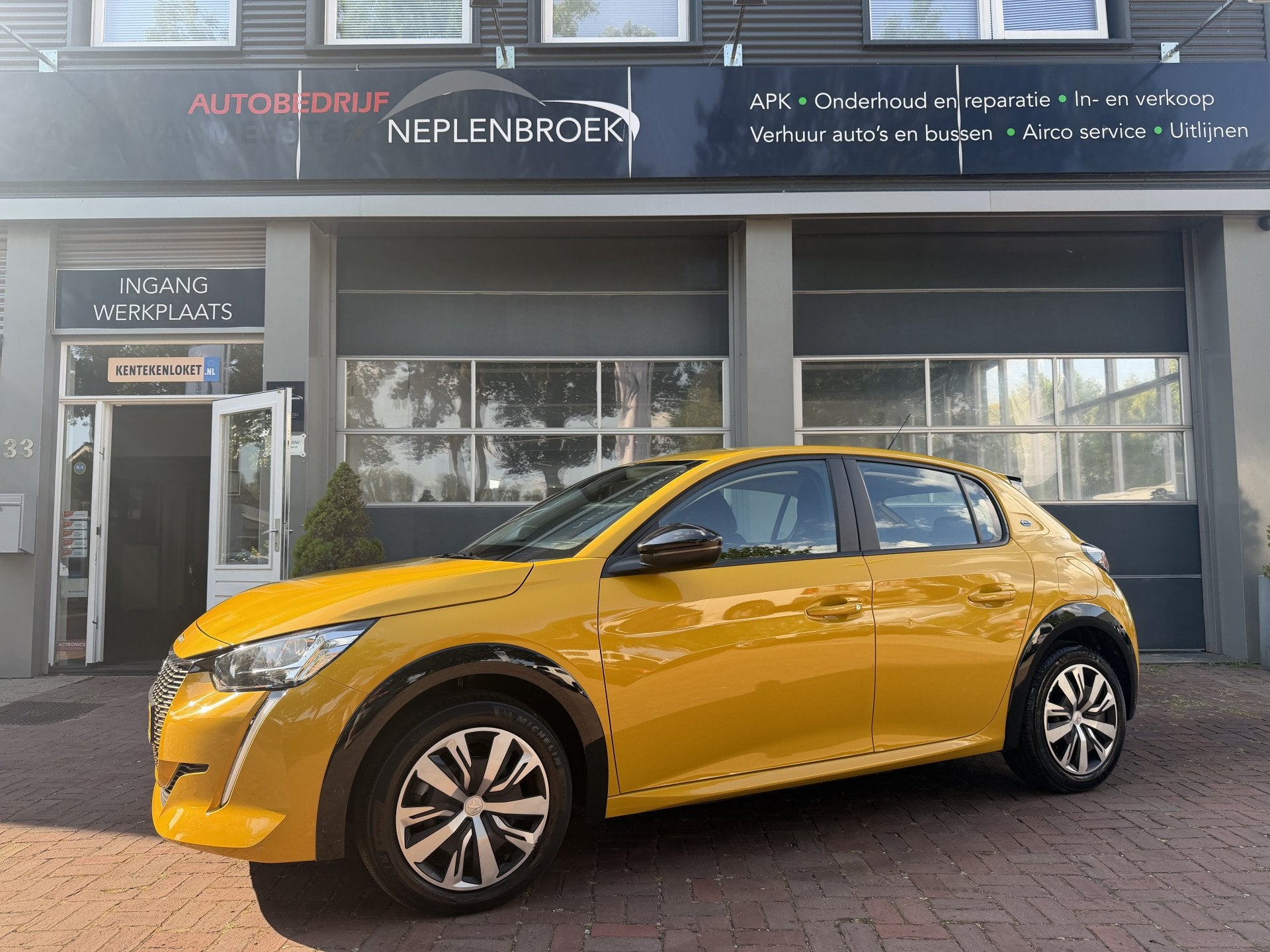 Peugeot e-208 EV Active 50 kWh Automaat Bj 2022 SOH 94% 3 fa, Dealer onderhouden, 136 pk, Gebruikt, Zwart
