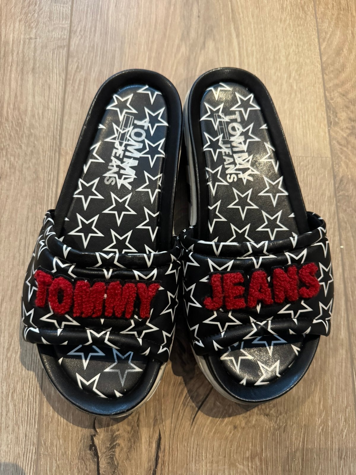 Tommy Jeans slippers zwart rood sterren 38, Slippers, Zwart, Ophalen of Verzenden, Zo goed als nieuw