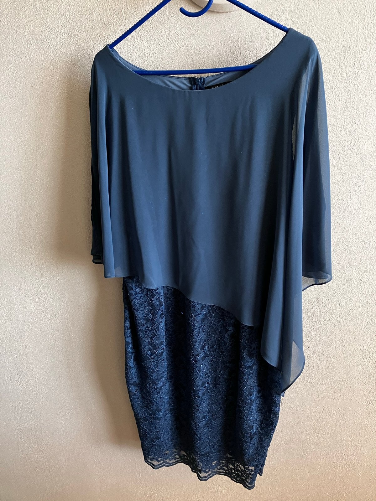 Elegante blauwe kanten jurk met cape, Kleding | Dames, Blauw, Maat 42/44 (L), Ophalen of Verzenden, Zo goed als nieuw