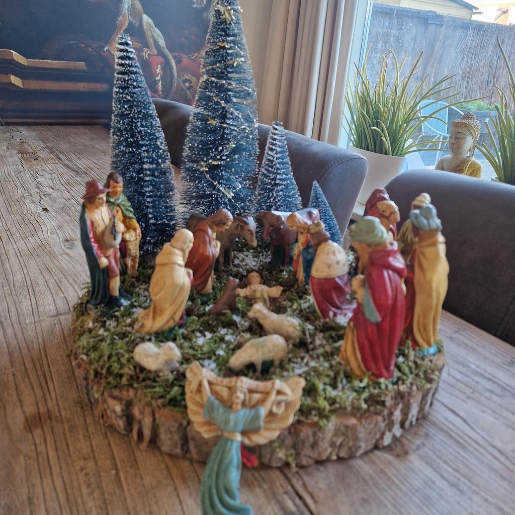 Prachtige antieke Kerstgroep/kerstbeelden op boomschijf, Ophalen of Verzenden