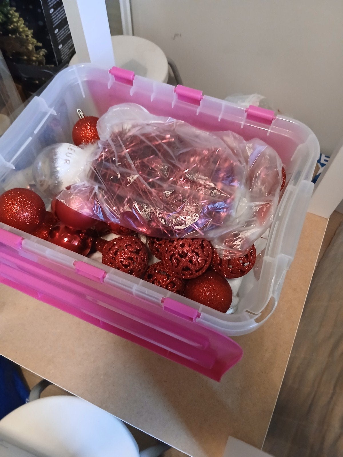 kerstboom en bak met rode ballen, Ophalen of Verzenden, Gebruikt