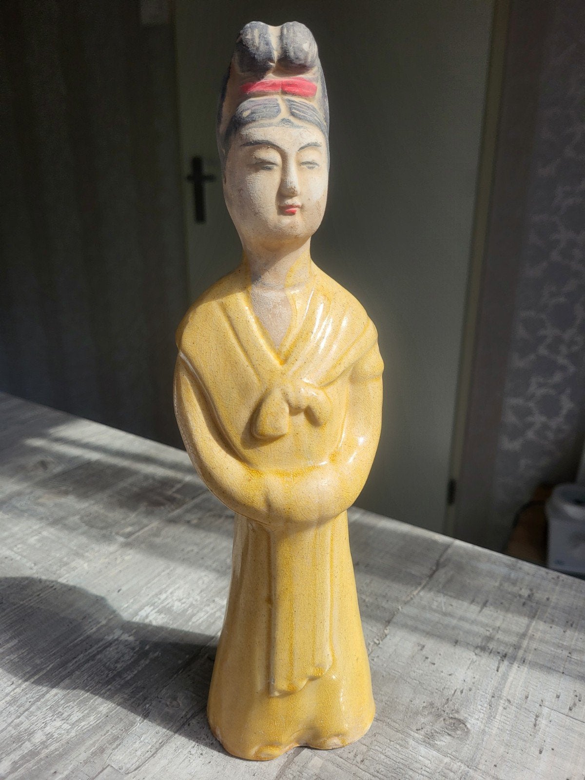 Vintage Aziatisch beeldje van een vrouw in geel gewaad, Ophalen of Verzenden, 20 - 50 cm, Steen of Keramiek, Azië