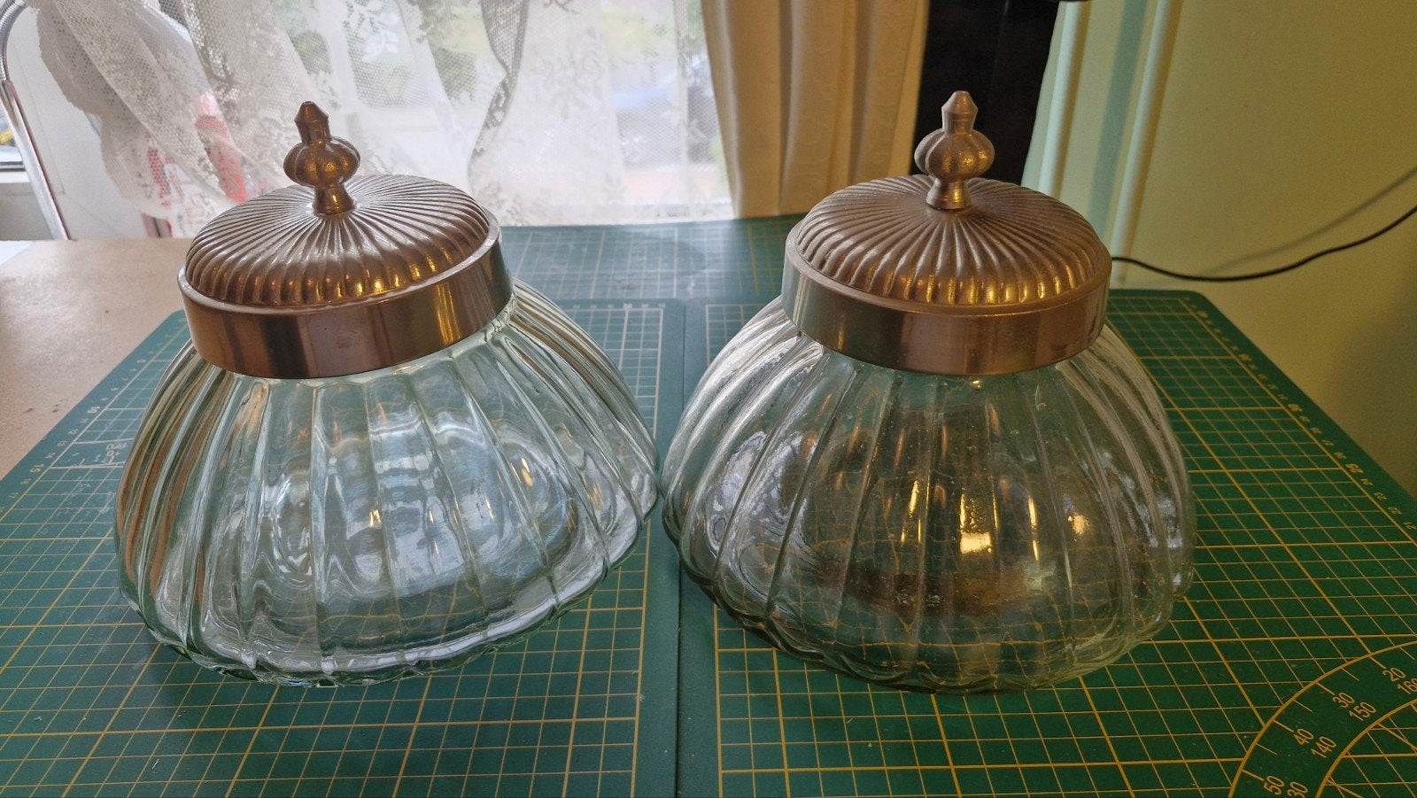2 Mooie glazen potten met bewerkte deksel, Glas, Ophalen of Verzenden, Gebruikt, 20 cm