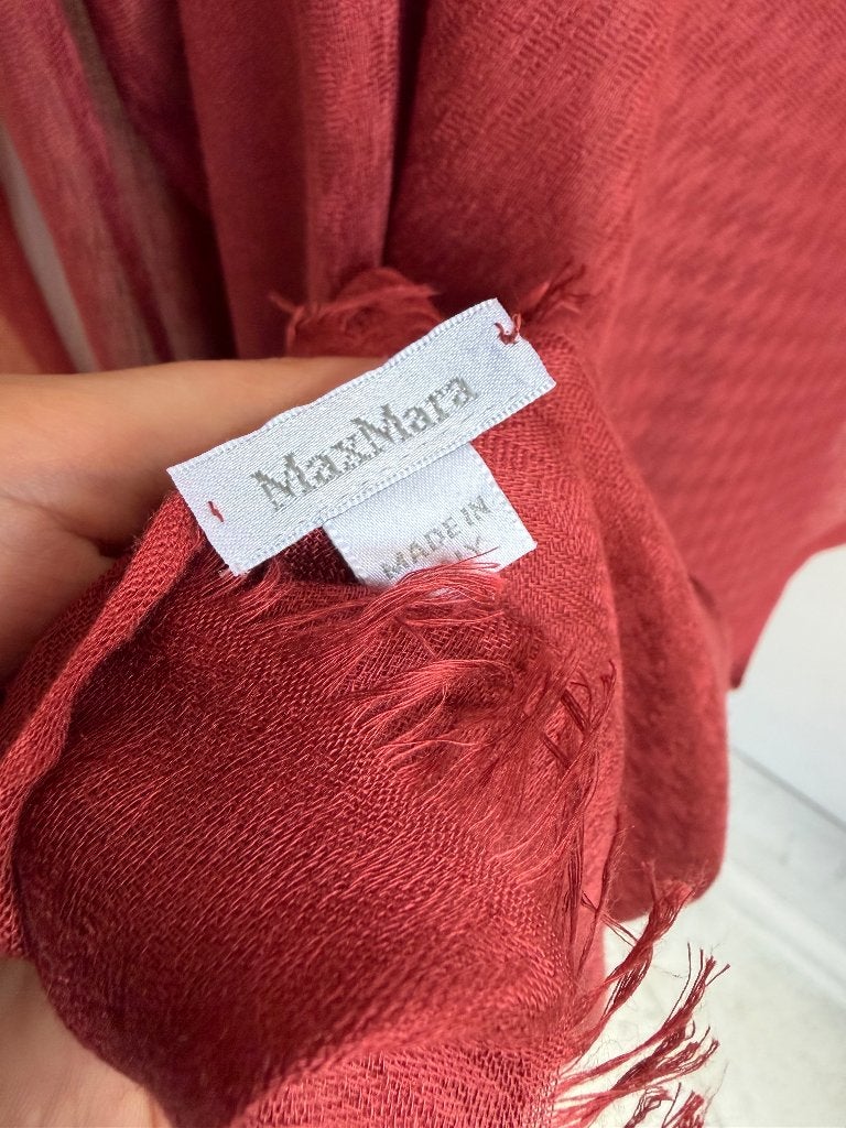 maxmara sjaal rood met prachtige ingeven patroon, Verzenden, Zo goed als nieuw, Sjaal, Maat 46/48 (XL) of groter