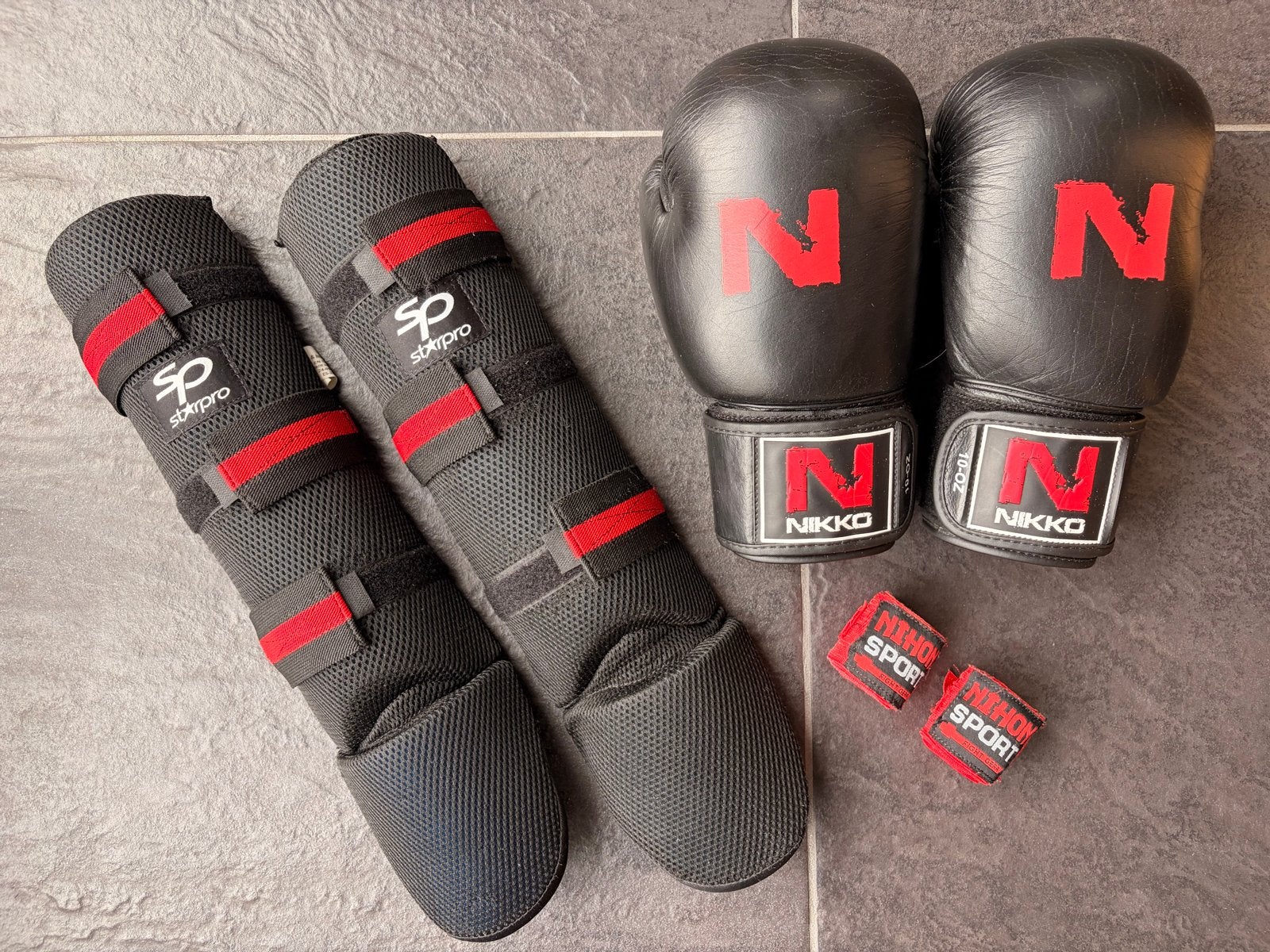 Complete kickboks set: bandages, scheenbeschermers, handscho, Sport en Fitness, Ophalen of Verzenden, Zo goed als nieuw, Overige