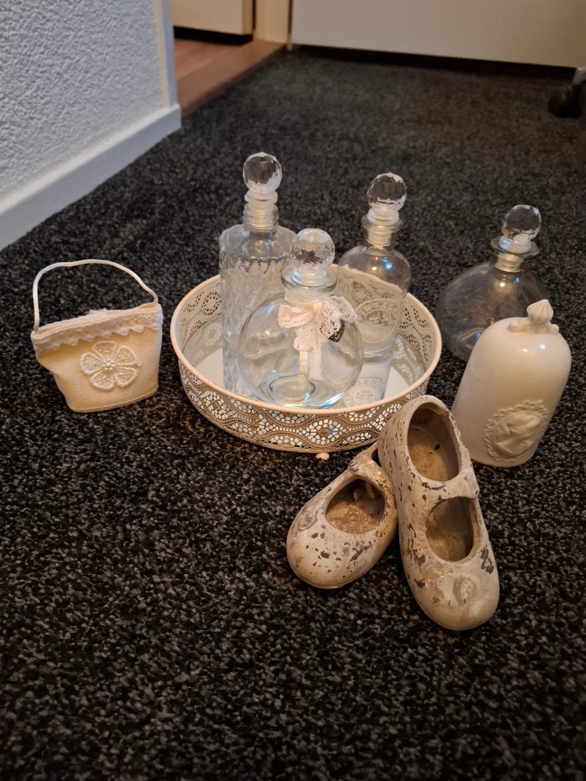 Decoratieve set: flesjes, dienblad, klompjes en mandje, Antiek en Kunst, Ophalen of Verzenden