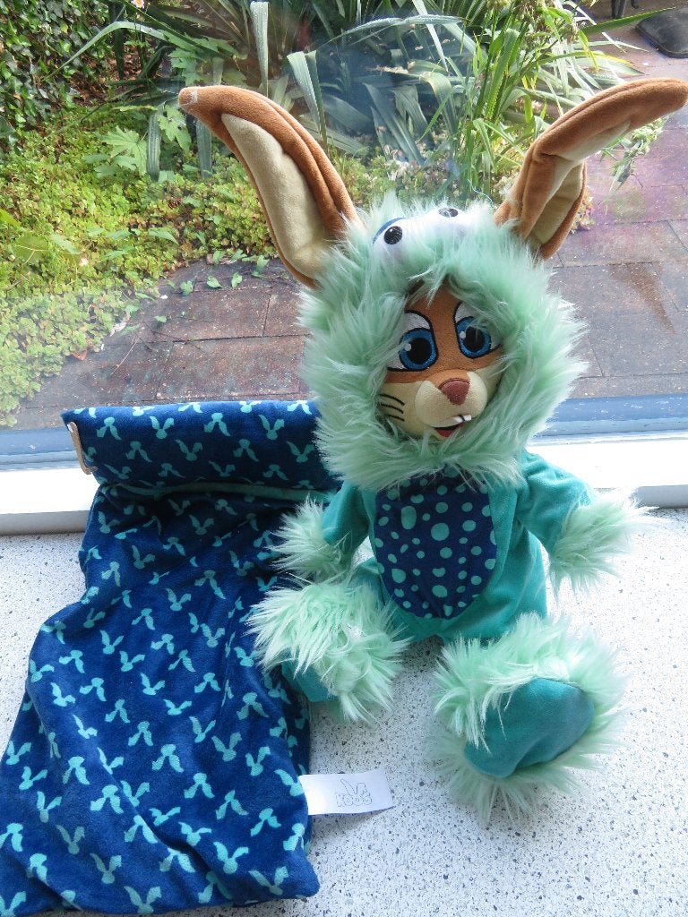 Koos Konijn knuffel van Roompot met kleding slaapzak, Konijn, Ophalen of Verzenden, Zo goed als nieuw, Wasbaar