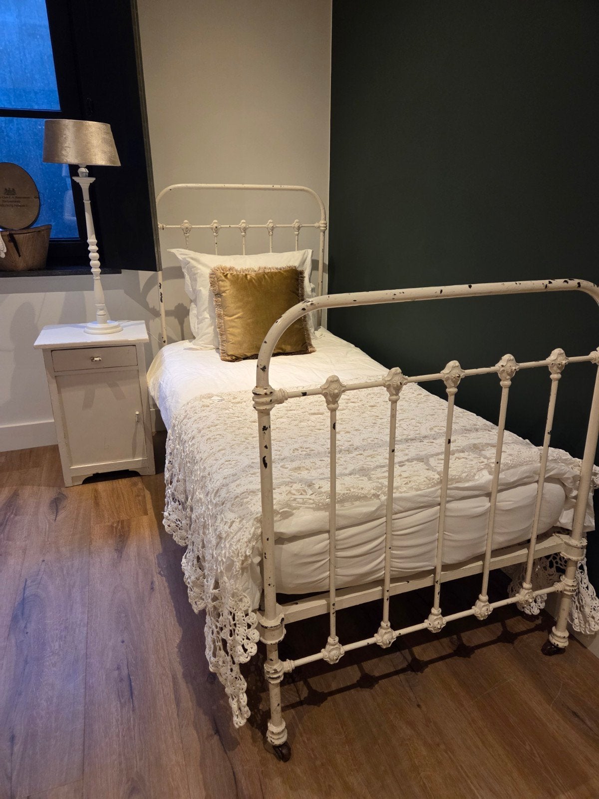 Spijlenbed antiek wit / beige, Eén persoon