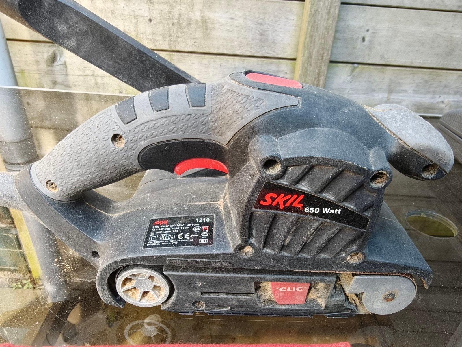 Skil bandschuurmachine 650W - Gemodificeerd voor zaagafvoer, Doe-het-zelf en Verbouw, Gereedschap | Schuurmachines, Ophalen of Verzenden